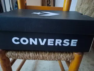 Caja Converse Negra y Blanca Vacía
