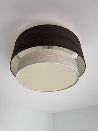 Lámpara techo y cortinas marrones