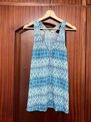 Blusa azul com padrão geométrico