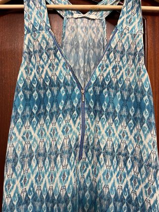 Blusa azul com padrão geométrico