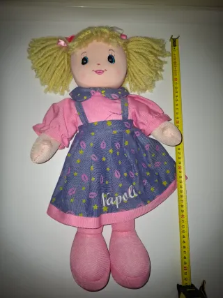 Muñeca de trapo con vestido azul y rosa