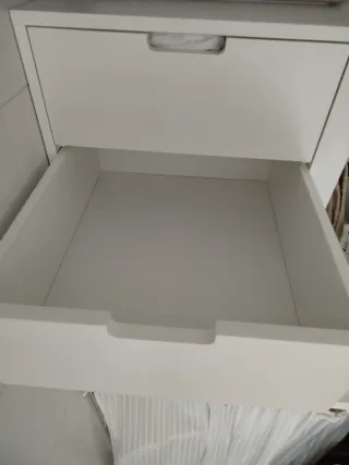 Cajones de madera blancos