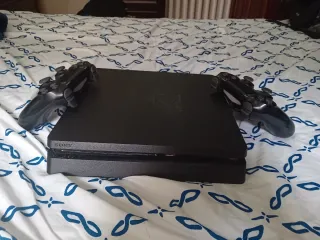 PS4 Slim 500 GB + 2 Mandos + HDMI