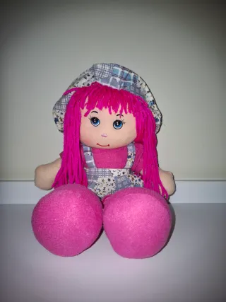 Muñeca de trapo con pelo rosa
