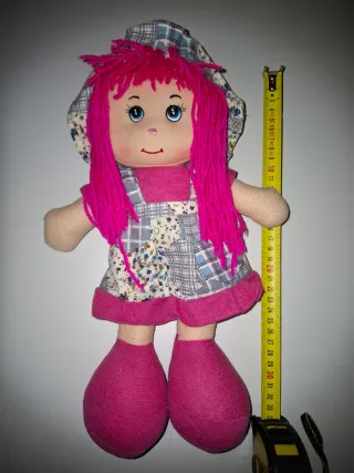 Muñeca de trapo con pelo rosa