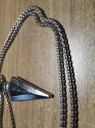 Collar con colgante de punta de flecha