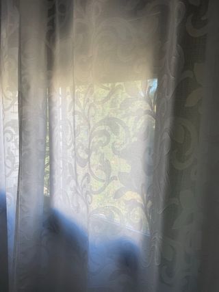 Lámpara y cortinas blancas