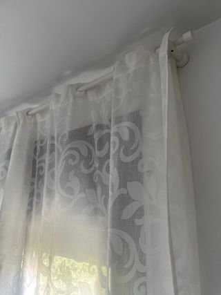 Lámpara y cortinas blancas