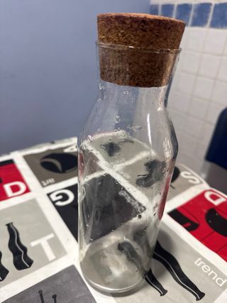 Botella de cristal con tapón de corcho