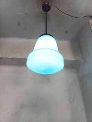 Lámpara techo Art Decó azul y detalles en latón