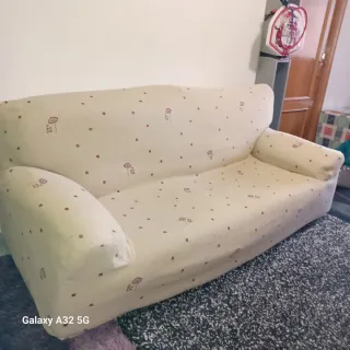 Sofá de tela beige con estampado floral