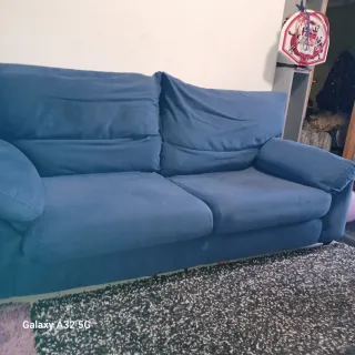 Sofá de tela beige con estampado floral