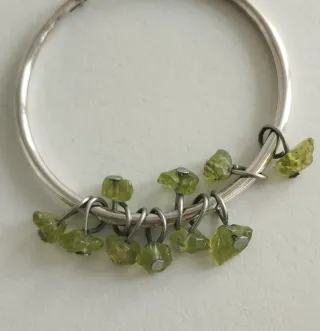 Aros plateados con piedras verdes