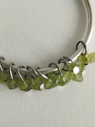 Aros plateados con piedras verdes