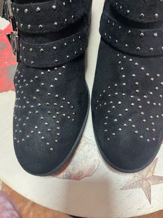 Botines negros mujer con tachuelas y hebillas