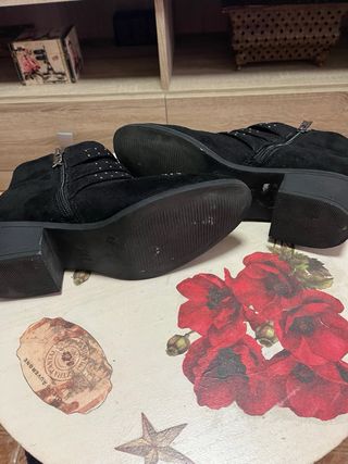 Botines negros mujer con tachuelas y hebillas