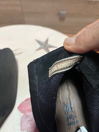 Botines negros mujer con tachuelas y hebillas