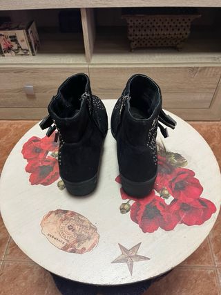 Botines negros mujer con tachuelas y hebillas