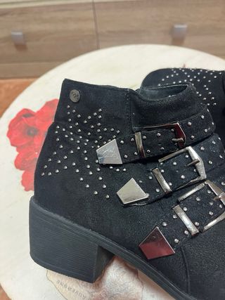 Botines negros mujer con tachuelas y hebillas