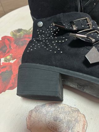 Botines negros mujer con tachuelas y hebillas