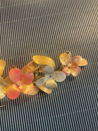 Tocado floral esmaltado multicolor