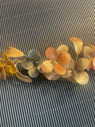 Tocado floral esmaltado multicolor