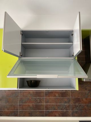Cocina modular verde y blanca
