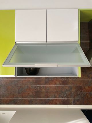Cocina modular verde y blanca
