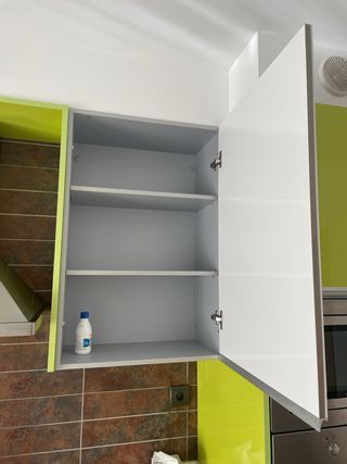 Cocina modular verde y blanca