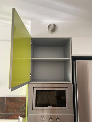 Cocina modular verde y blanca