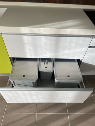 Cocina modular verde y blanca
