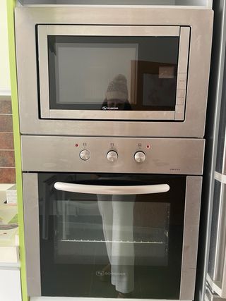 Cocina modular verde y blanca