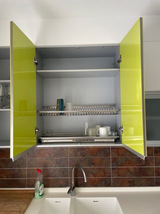 Cocina modular verde y blanca