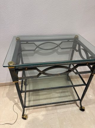 Mesa auxiliar cristal y metal dorada
