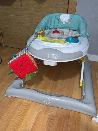 Andador infantil con juguetes