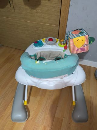 Andador infantil con juguetes