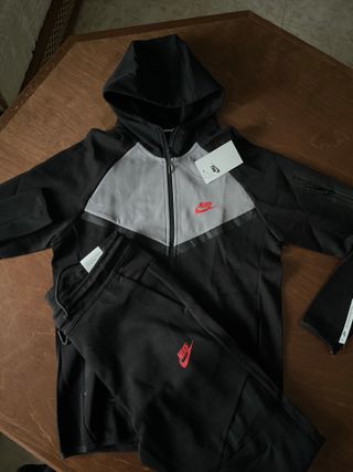 Conjunto Nike Tech Negro y Gris