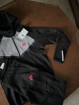Conjunto Nike Tech Negro y Gris