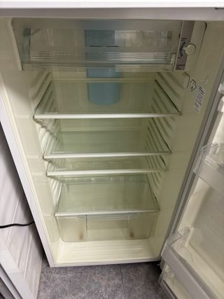 Nevera Sharp blanca