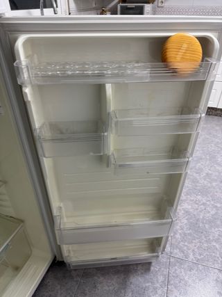Nevera Sharp blanca