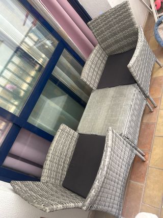 Conjunto de jardín sin uso con cristal en mesa