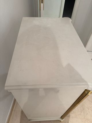 Cómoda beige y dorada