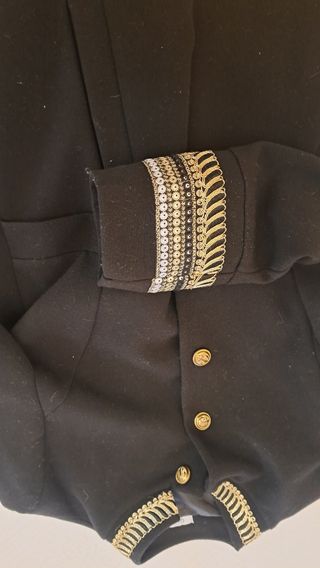Abrigo negro con detalles dorados