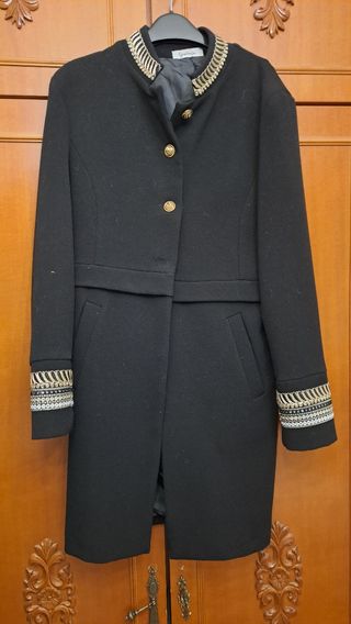 Abrigo negro con detalles dorados