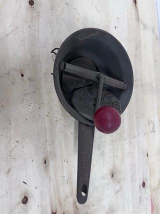 Pasapurés antiguo de hojalata