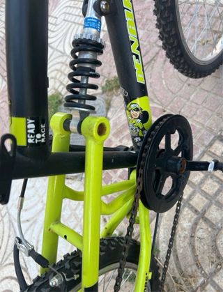 Bicicleta infantil negra y verde