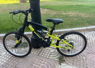 Bicicleta infantil negra y verde