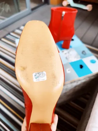 Botines rojos charol tacón cuadrado.