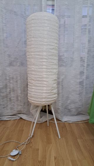 Lámpara de pie de papel blanca