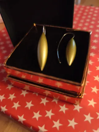 Pendientes de diseño dorados y plateados